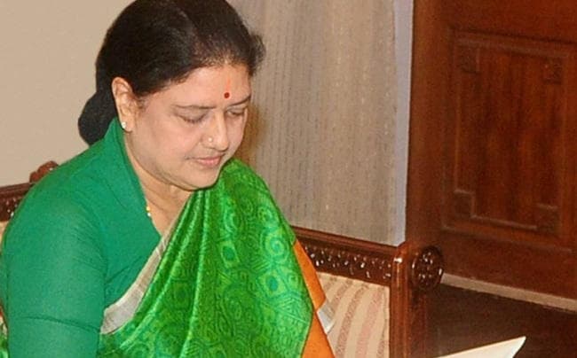 तमिलनाडु : शशिकला ने मधुसूदन को पार्टी से निकाला, वीडियो कान्फ्रेंसिंग के जरिये विधायकों से हुईं रू-ब-रू