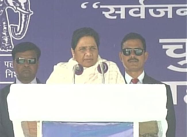 सत्ता में आये तो लैपटॉप-मोबाइल की बजाय आर्थिक सहायता उपलब्ध करायेंगे : मायावती