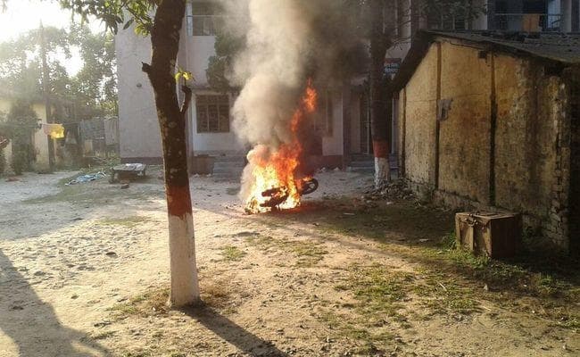 VIDEO : किशनगंज में साथी की मौत पर भड़के आदिवासी, थाने को किया आग के हवाले