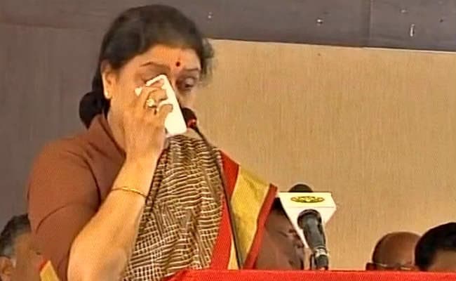 रो पड़ी शशिकला, पन्नीरसेल्वम बोले, घड़ियाली आंसू बहा रहीं हैं