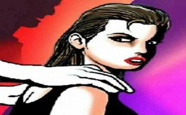 प्रमोटर ने की छेड़खानी
