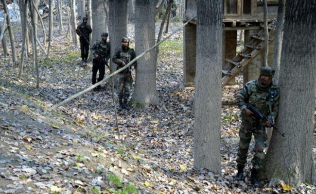 जम्मू कश्मीर: कुलगाम मुठभेड़ में दो नागरिकों की भी मौत, अलगाववादियों ने बुलाया बंद