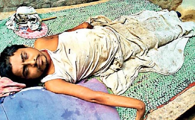 सात साल से जिंदा लाश बन पड़ा है खाट पर, विवाद में कुछ लड़कों ने की थी पिटाई