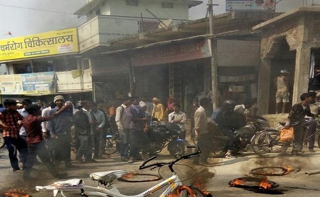 इंटर परीक्षा के लिए प्रवेश-पत्र नहीं मिलने पर परीक्षार्थियों का हंगामा, जमकर तोड़फोड़