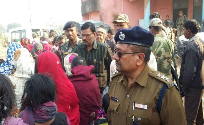 भेलवाघाटी नक्सली हत्या : ग्रामीणों ने घेरा थाना, पथराव, एक जवान घायल