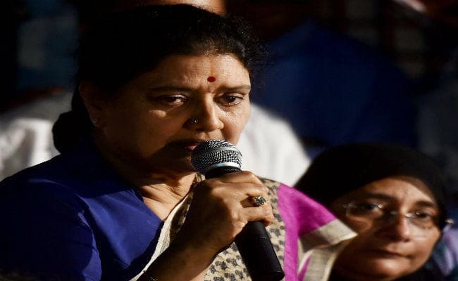 शशिकला ने पन्नीरसेल्वम को पार्टी से निकाला, ई पलानीसामी नये नेता