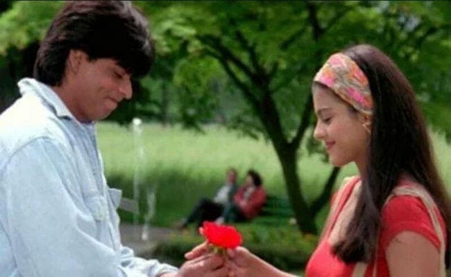 जानें, क्यों ट्वीटर पर ट्रेंड करने लगा ''Romance Like SRK ''