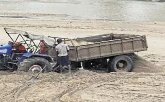 अवैध रुप से बालू कारोबार करने वाले 12 पर प्राथमिकी दर्ज