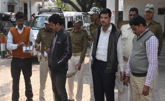 राष्ट्रपति पुरस्कार से सम्मानित शिक्षक समेत 3 शराब पीते गिरफ्तार