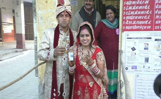 यूपी चुनाव : विदाई से पहले वोट डालने पहुंची दुल्हन