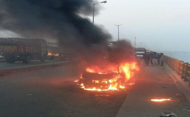 महात्मा गांधी सेतु पर धू-धू कर जली कार