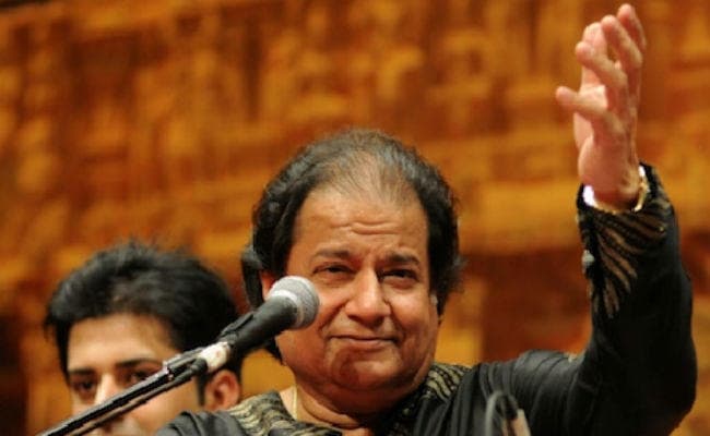 वाराणसी के बाबा विश्वनाथ का आशीष लेकर खुद को रिचार्ज करने पहुंचे भजन सम्राट अनूप जलोटा, जानें क्या कहा