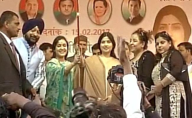 एक साथ दिखीं मुलायम की दोनों बहुएं अपर्णा और डिंपल, जीत का जताया भरोसा