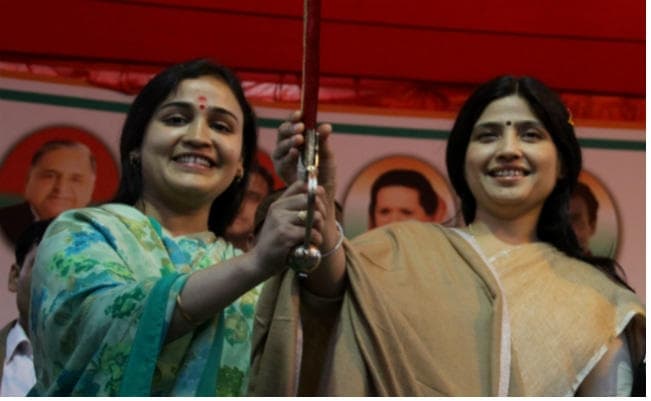 यूपी की राजनीति में एक मंच पर दो बहुओं का आना और मुलायम का नेपथ्य में जाना...