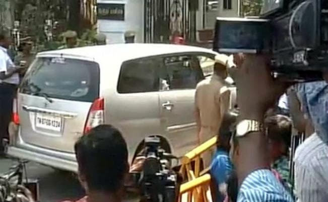 तमिलनाडु   :  पलानीसामी राज्यपाल से मिलने राजभवन पहुंचे