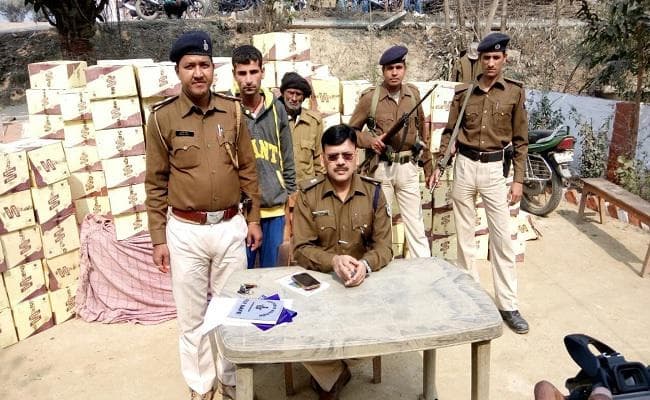 बिहार : दरभंगा में भारी मात्रा में विदेशी शराब जब्त, एक गिरफ्तार