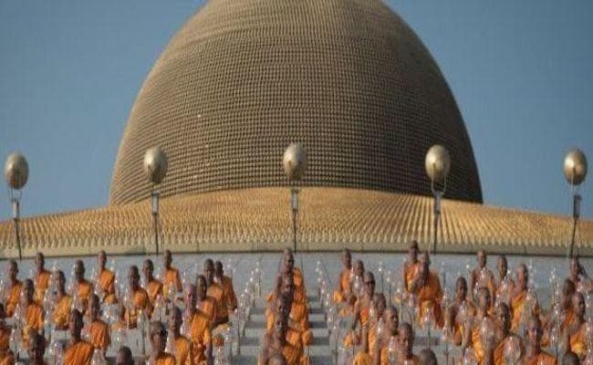 थाई पीएम के आदेश के बाद सुरक्षाकर्मियों ने विवादित बौद्ध मंदिर को घेरा