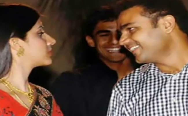 सहवाग ने पत्नी के साथ सुंदर तसवीर पोस्‍ट की, लिखा, अच्‍छी नींद और हंसी हर मर्ज की दवा