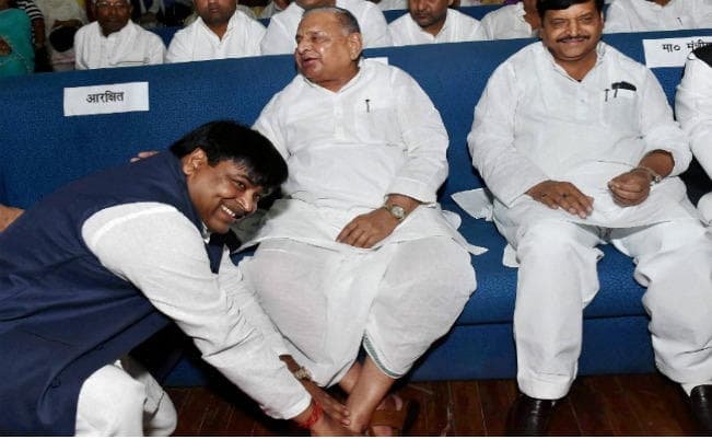 यूपी के मंत्री गायत्री प्रजापति पर गैंगरेप- यौन शोषण के मामले में SC ने दिया  FIR  दर्ज करने का आदेश