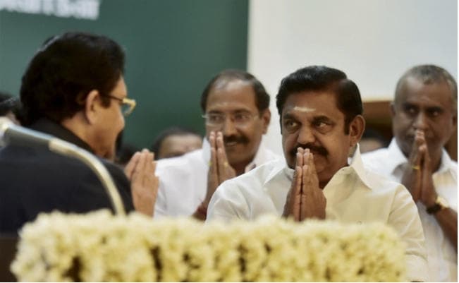 तमिलनाडु विधानसभा में पलानीसामी ने विश्वासमत हासिल किया, स्टालिन व डीएमके विधायक गिरफ्तार