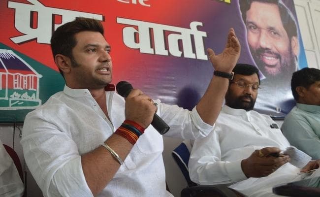 जमुई में अधिकारियों पर भड़के सांसद चिराग पासवान, बैठे धरने पर
