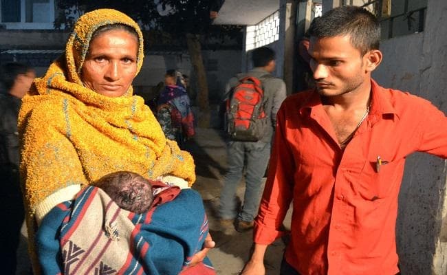 ऑपरेशन के दौरान कैंची लगी, गर्भ में बच्चे की मौत, गुस्साये परिजनों ने किया हंगामा