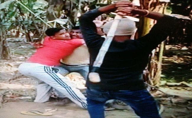 VIDEO : वैशाली में बदमाशों ने युवक को हॉकी स्टिक से पिटा, देखकर खड़े हो जायेंगे रोंगटे