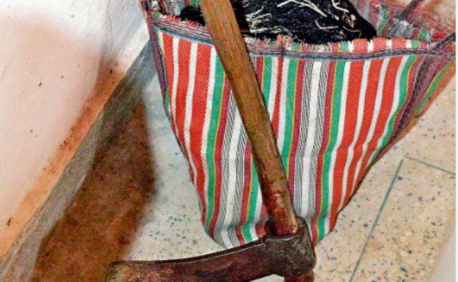 अवैध संबंध के शक में कुल्हाड़ी से पत्नी का सिर काटा, झोला में लेकर पहुंच गया कोर्ट