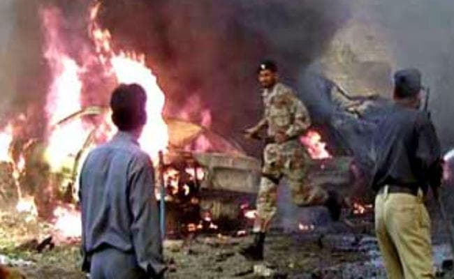 पाक में कोर्ट के पास आतंकियों ने किये 3 धमाके, 4 की मौत