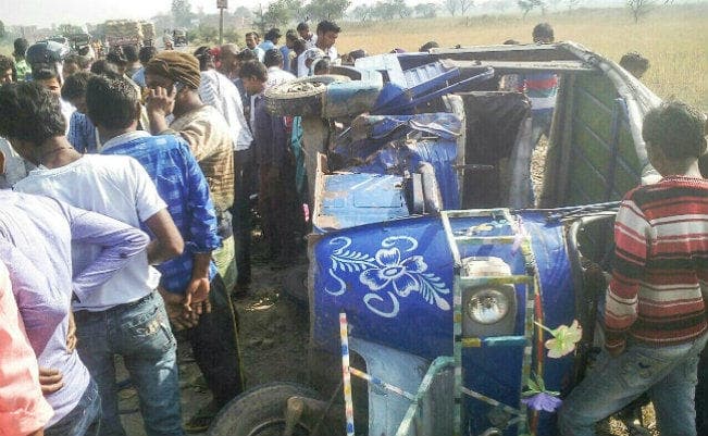 गढ़वा : परीक्षा देने जा रही छात्राओं के टेंपो से टकराई बाइक, एक की मौत, कई गंभीर, देखें तसवीरें