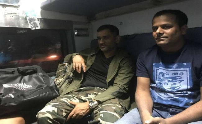 धौनी ने एक बार फिर दिखाई सहजता, झारखंड टीम के साथ किया ट्रेन में सफर