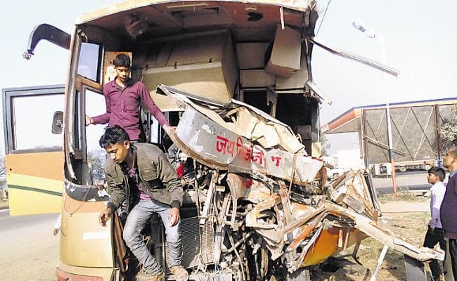 कंटेनर से टकरायी तीर्थयात्रियों से भरी बस, तीन की गयी जान