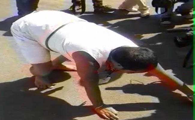 VIDEO : BJP MLA विनय बिहारी का अनोखा अंदाज, हाफ पैंट-गंजी में दंडवत पहुंचे विधानसभा