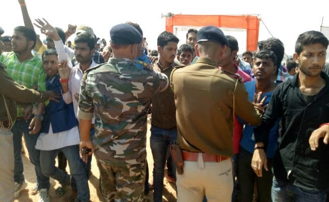 पलामू : विद्यार्थी परिषद के छात्रों ने रघुवर दास को दिखाया काला झंडा, लाठीचार्ज, PHOTOs & VIDEO