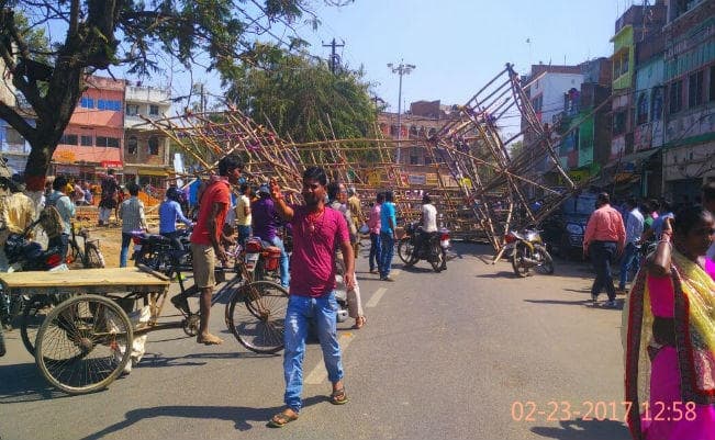देवघर : शिव बारात के लिए बनाया गया तोरण द्वारा गिरा, टली अनहोनी