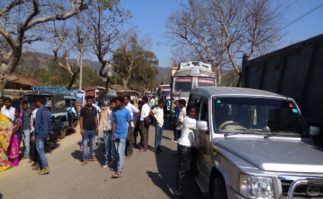 गुमला के बिशुनपुर में कलश यात्रा में घुसा ट्रक, एक की मौत, रांची-नेतरहाट रोड जाम
