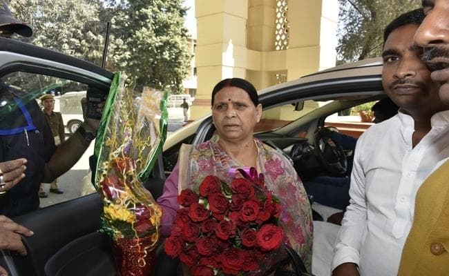 VIDEO : राबड़ी ने इशारों में कहा- जनता चाहती है कि तेजस्वी CM बने, जदयू मंत्री ने दी सफाई