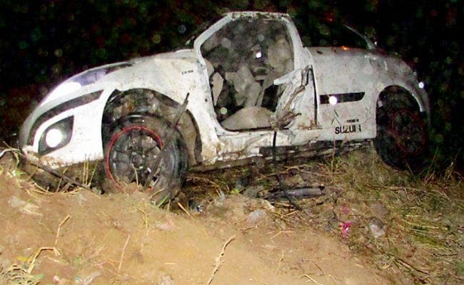 बर्थडे पार्टी मनाकर लौटे रहे थे चार दोस्त, गड्ढे में पलटी कार, तीन की मौत