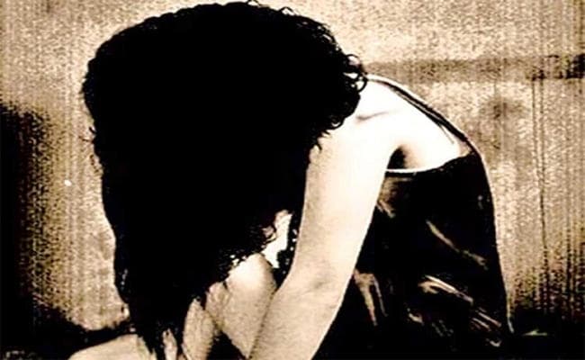 छेड़खानी का विरोध करने पर युवती के बाल काटे
