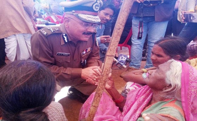 भारत माता की जय से गूंजा नक्सलियों का गढ़, डीजीपी ने स्थानीय भाषा में वृद्धा से पूछा हालचाल