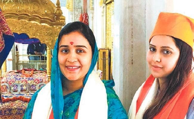 तख्त श्री हरिमंदिर जी पटना साहिब में मुलायम की छोटी बहू अपर्णा यादव ने टेका मत्था