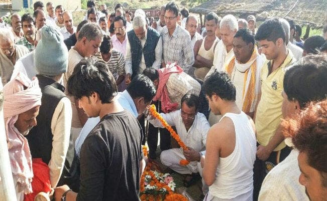 सामाजिक कार्यकर्ता शशिभूषण पाठक का शव गढ़वा पहुंचा, बड़ी संख्या में जुटे लोग