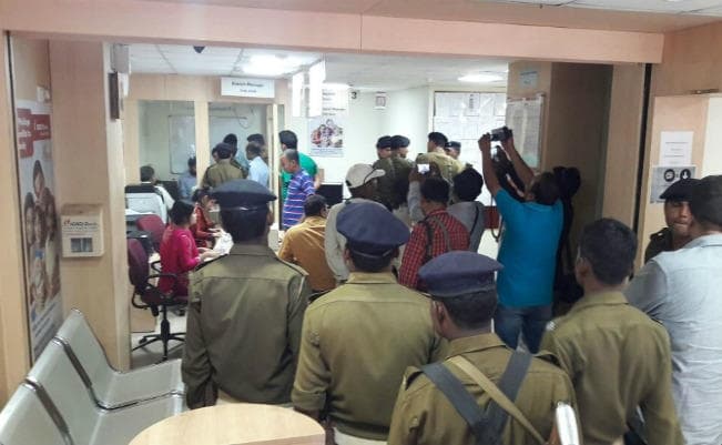 धनबाद : बैंक से पैसे निकाल कर जा रहे शख्स से 20 लाख रुपये की लूट
