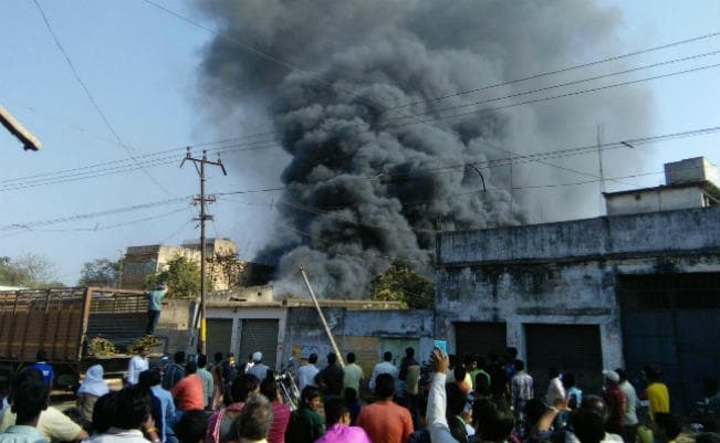 देवघर : बाबा रिसोल फैक्ट्री में लगी आग, 100 टायर व कई वाहन जले, रोड जाम