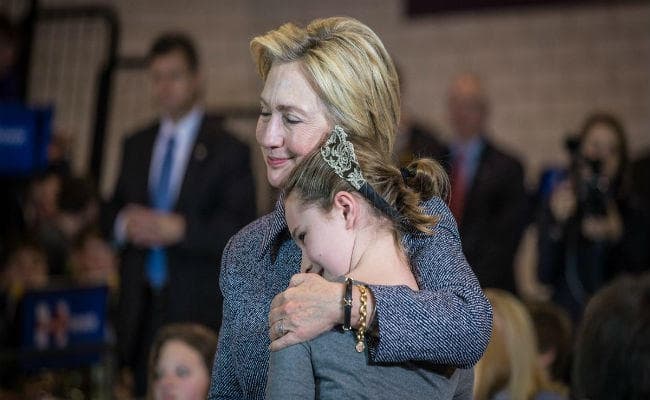 क्लिंटन ने कहा- डर और घृणा अपराधों में हो रही है वृद्धि, ट्रंप कुछ तो बोलें