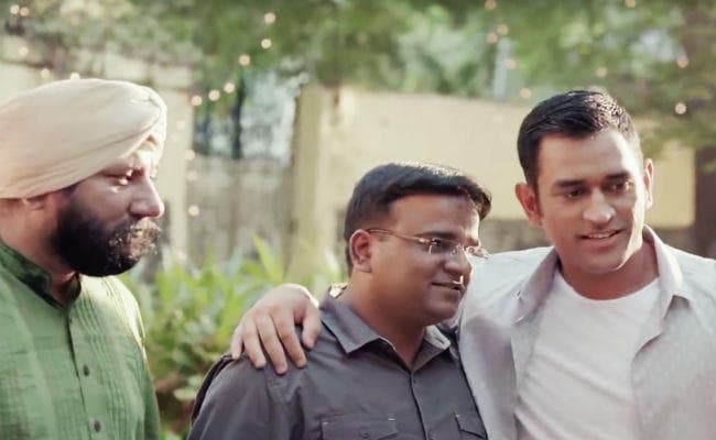 चाय वाला निकला धौनी का दोस्‍त, ''कैप्‍टन कूल'' ने लगाया गले