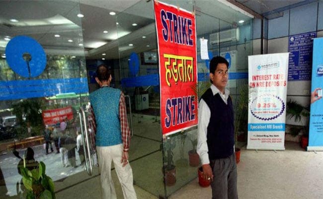 यूनियनों की हडताल से सरकारी बैंकों का कामकाज प्रभावित, लोग परेशान