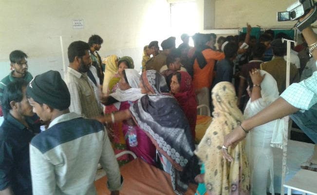 गुमला : विचाराधीन कैदी की मौत, अस्पताल में हंगामा, पुलिसकर्मी को पीटा, जेलर ने भाग कर बचायी जान