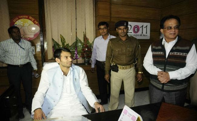 तेज प्रताप ने विधान परिषद में विपक्षी पार्षदों को दिखायी उंगली, दी धमकी