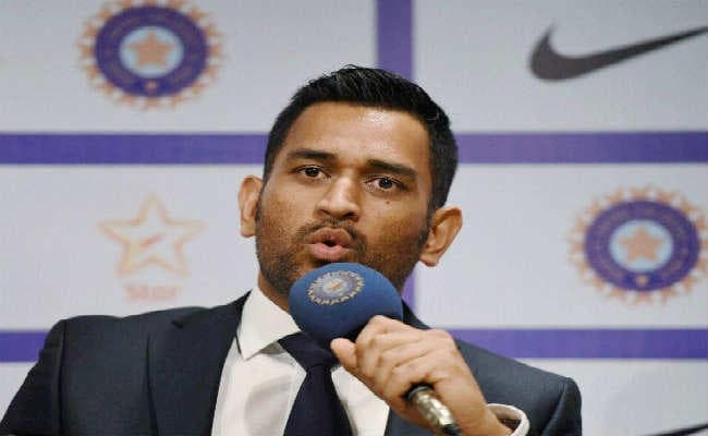 धौनी ने 52.4 ओवर में 20 विकेट गिरने के बाद ईडन के क्यूरेटर से बात की